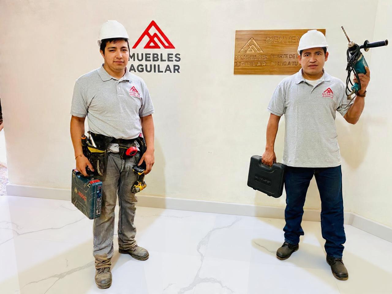 Artesano trabajando madera