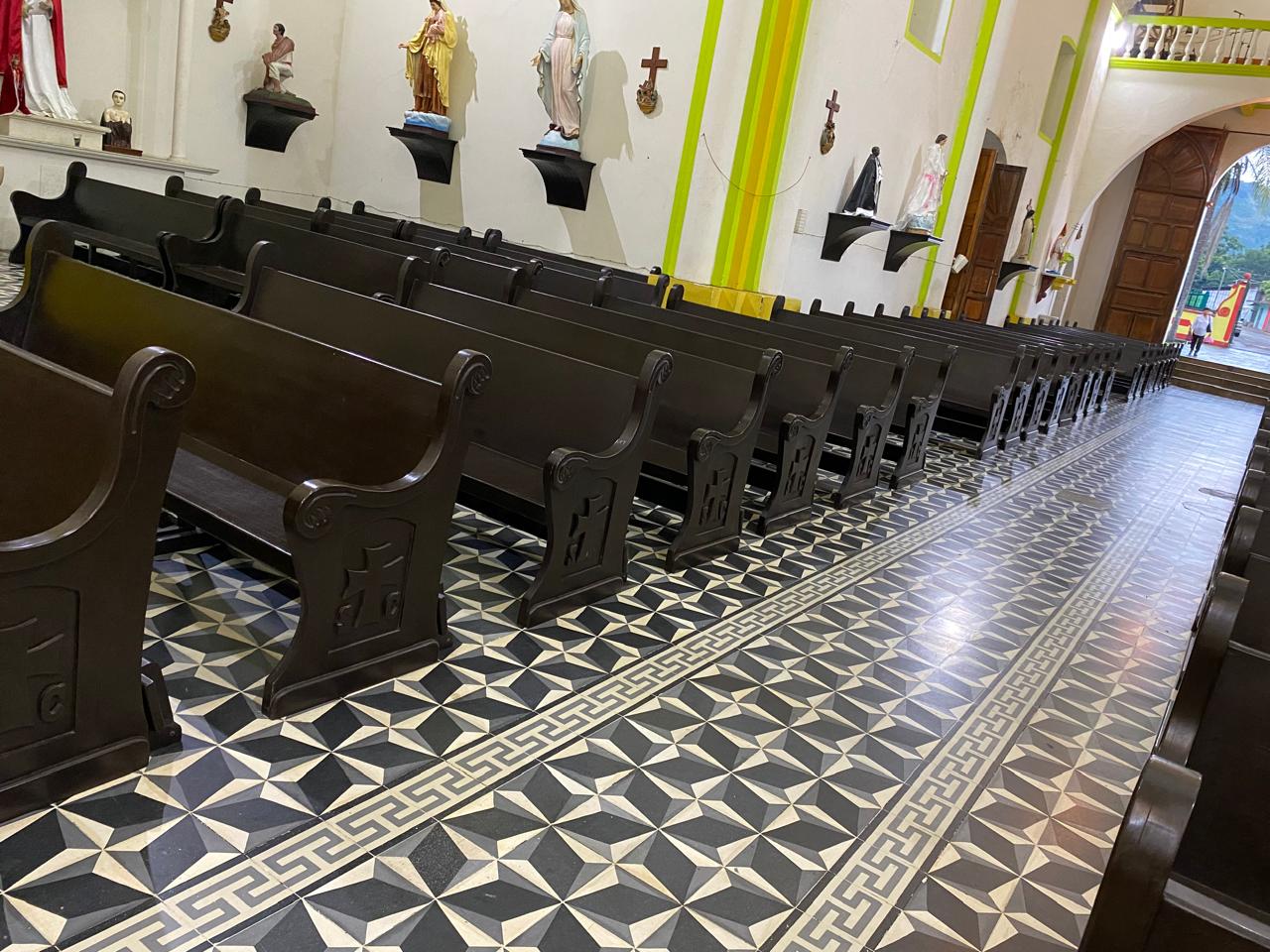 Bancas de madera para templo