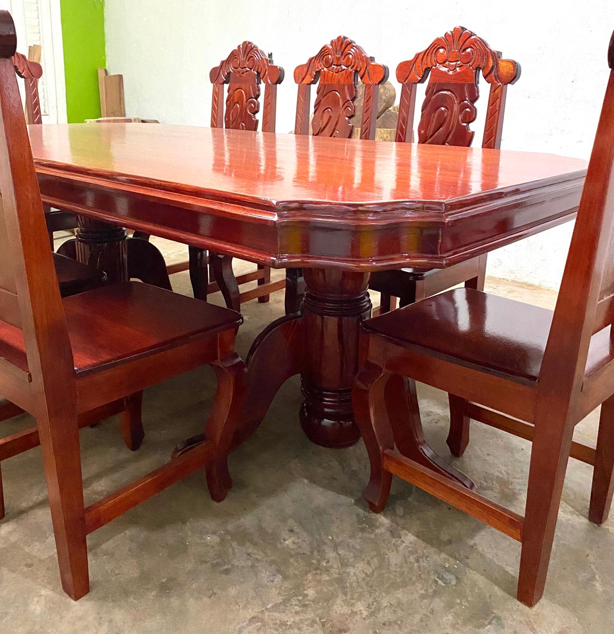 Comedor clásico de madera