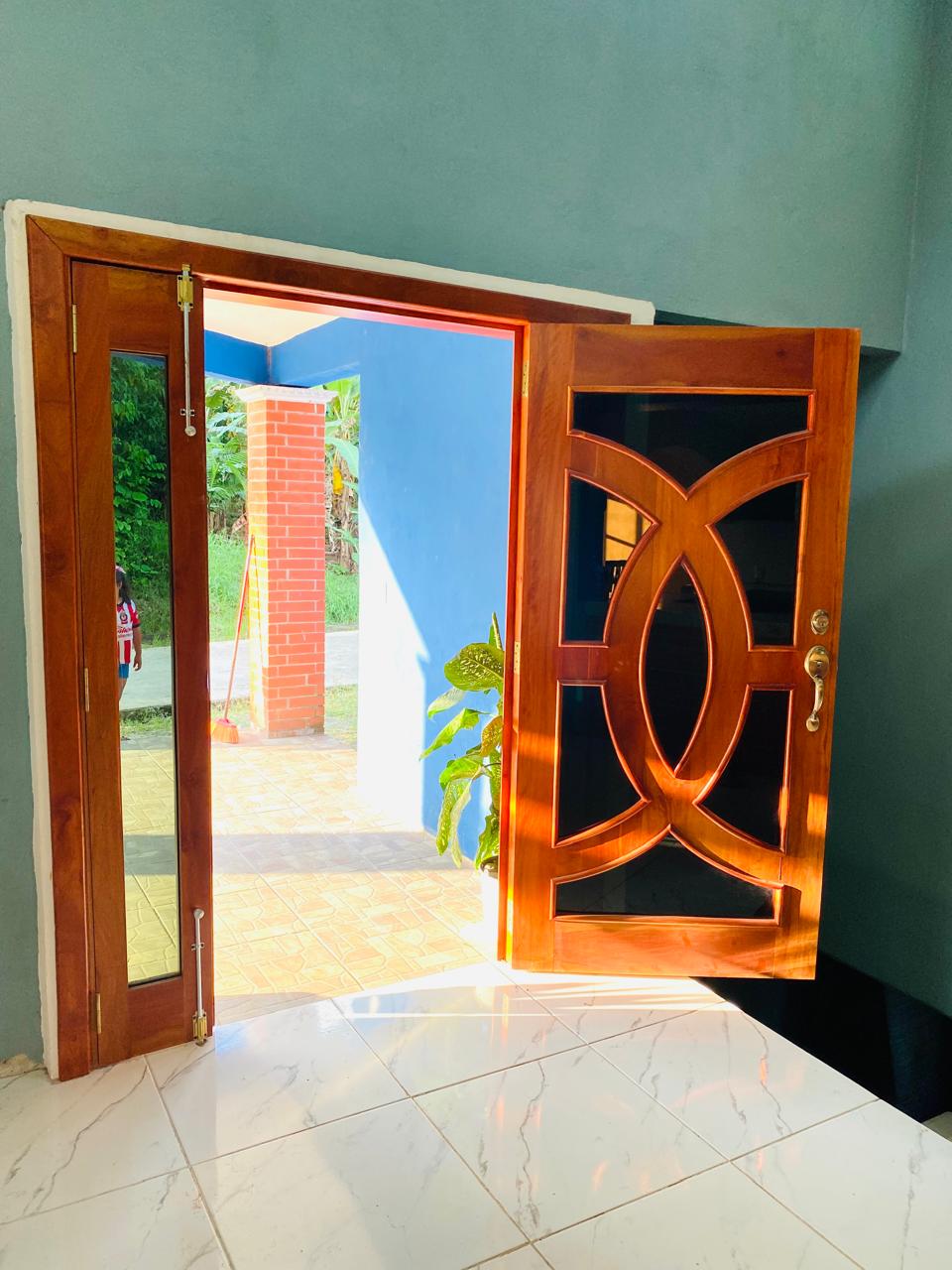 Puerta clásica de madera oscura