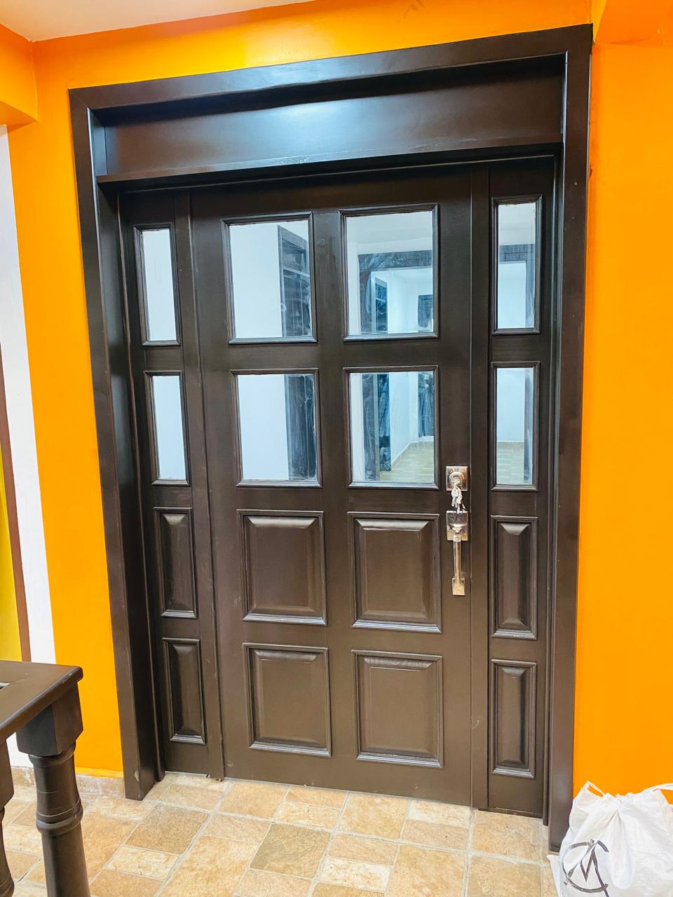 Puerta principal de madera